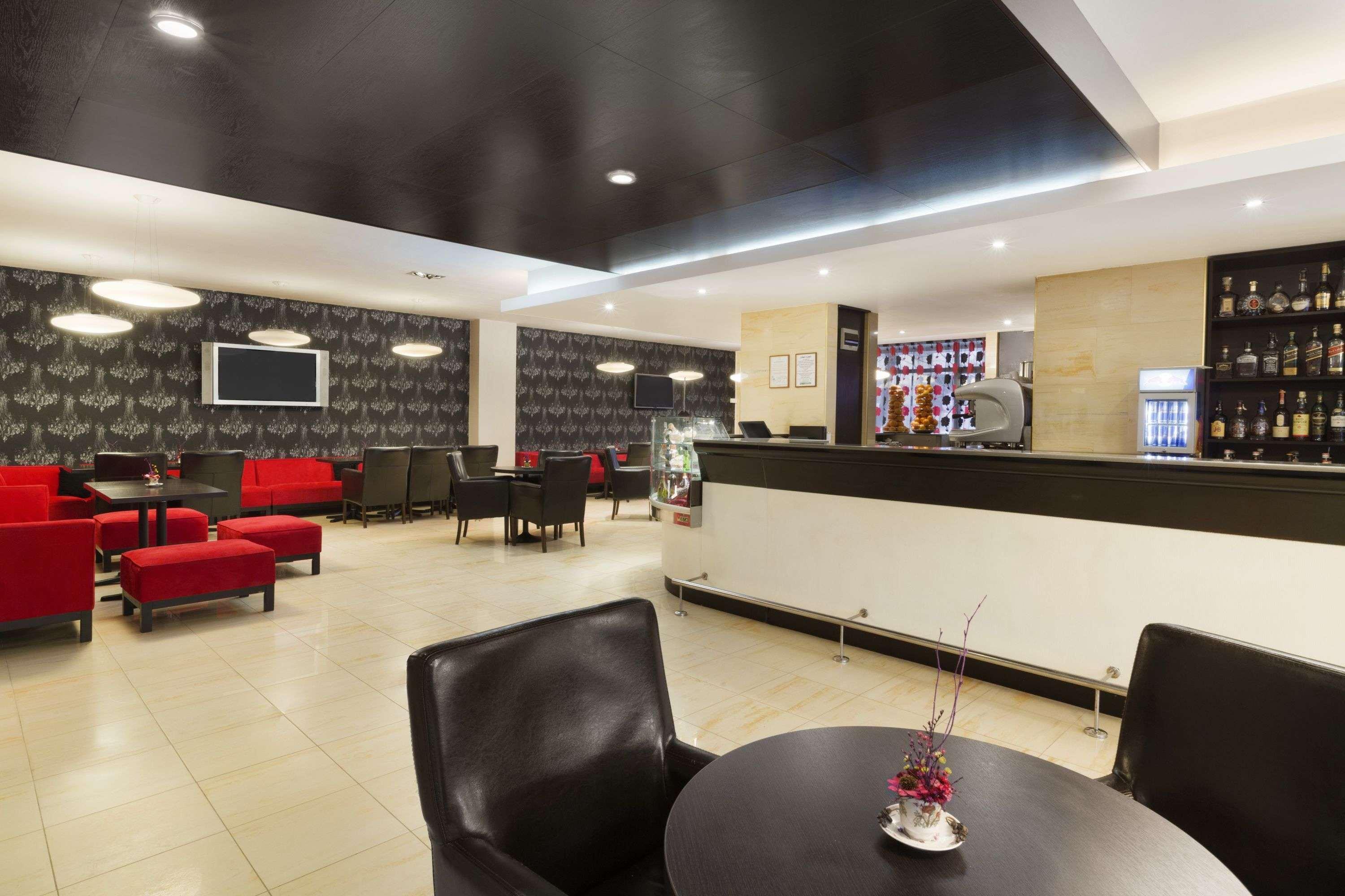 Ramada Iasi City Center Екстериор снимка