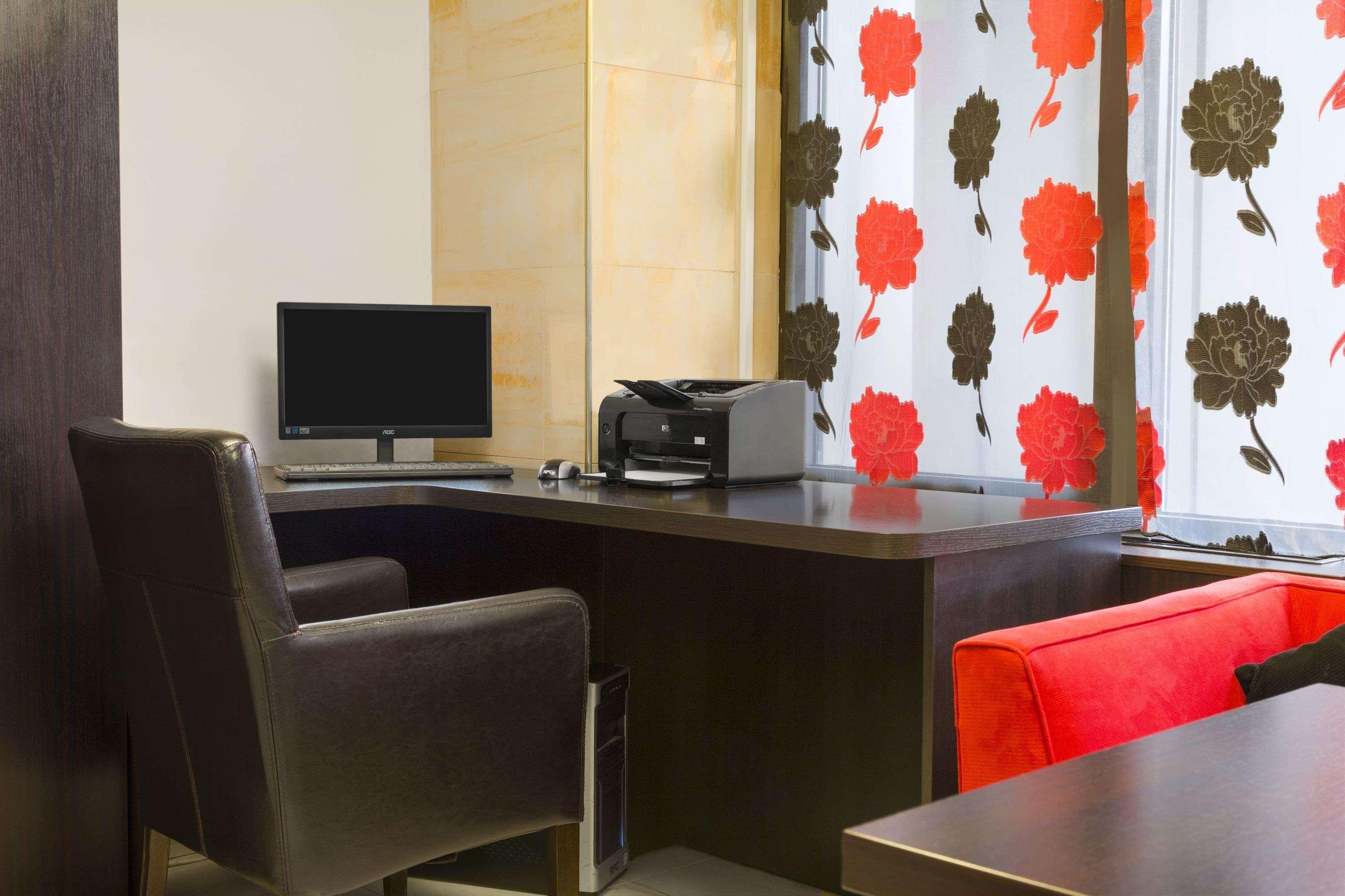 Ramada Iasi City Center Екстериор снимка