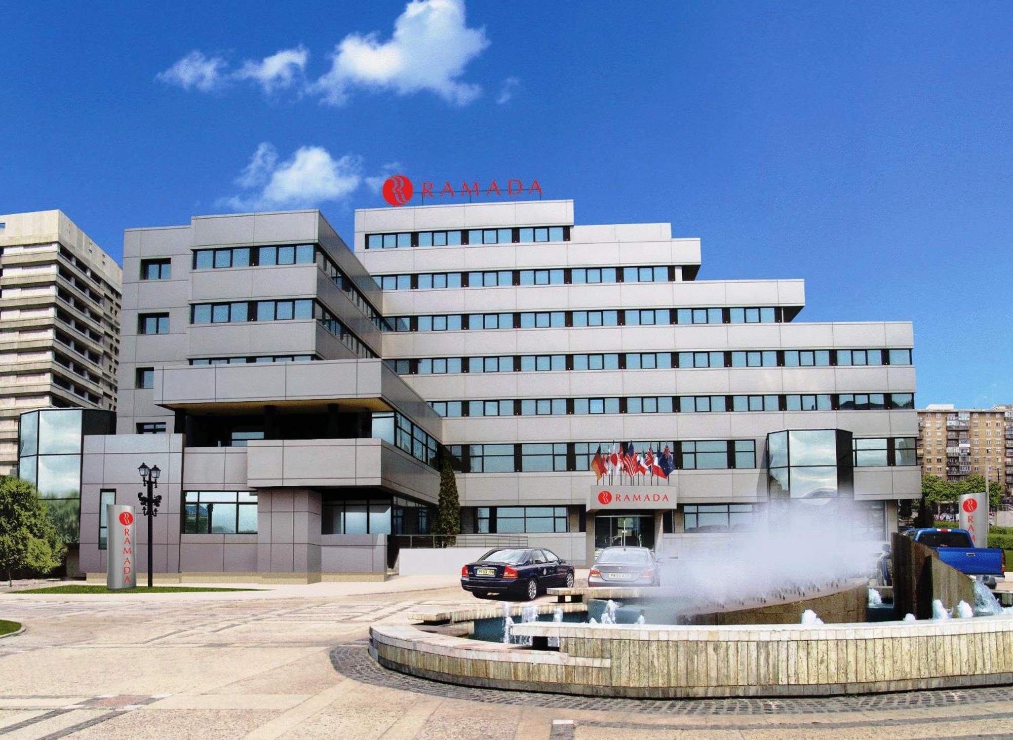 Ramada Iasi City Center Екстериор снимка