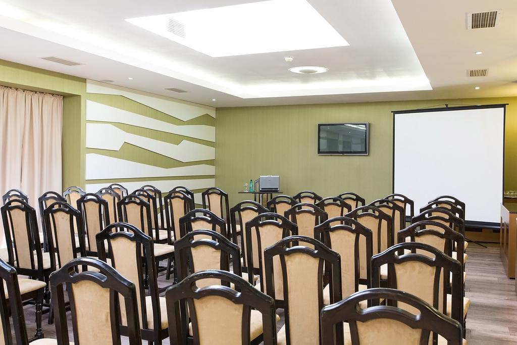 Ramada Iasi City Center Екстериор снимка